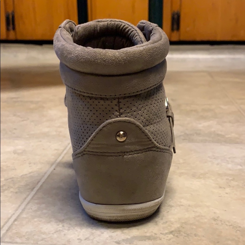 Sneakers - Picture 4 of 5